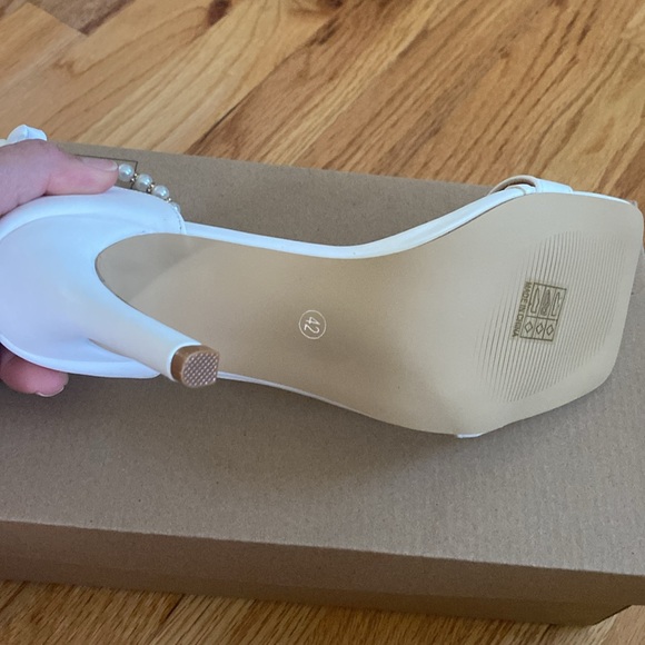 New!!!!! White heels! Size 9.5 Bride - Picture 8 of 9